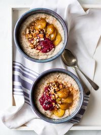 Creamy quinoa porridge made with flaxseed and soft quinoa flakes - this healthy breakfast recipe cooks in 3 minutes and is so deliciously thick! #quinoaporridge #glutenfree #healthybreakfast #veganfriendly