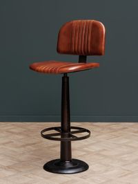 La chaise de bar Cleveland par Chehoma est un véritable chef-d'œuvre de design industriel, parfaitement adaptée à ceux qui recherchent un mobilier à la fois élégant et fonctionnel. Avec ses 102 cm de hauteur, cette chaise est conçue pour offrir une assise confortable tout en s'intégrant harmonieusement dans divers types d'intérieurs, qu'il s'agisse d'une cuisine moderne, d'un bar chic ou d'un espace de vie contemporain.  L'assise en cuir marron, d'une qualité exceptionnelle, est non seulement douce au toucher, mais aussi très résistante à l'usure. Ce cuir a été sélectionné avec soin pour sa durabilité et sa capacité à vieillir en beauté, apportant une touche chaleureuse et authentique à votre intérieur. Le confort est au rendez-vous grâce à une conception ergonomique qui soutient parfaitem