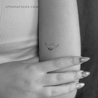 Set of three Fine Line Manta Ray temporary tattoos.Size: 0.9 in / 2.4 cm (width)