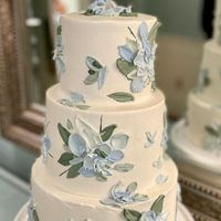 Charleston Wedding Guide on Instagram: "There is no shortage of #MondayMotivation when it comes to wedding cakes in Charleston! ✨ Follow the link in our bio for everything you need to plan your Lowcountry wedding. 📷@tenacioustart"