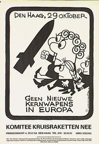 na de demonstratie in amsterdam volgde in 1983 in den haag de grootste demonstratie ooit in nederland gehouden: deze keer betoogden 550.000 mensen tegen het navo-dubbelbesluit uit 1979 waarmee in vijf west-europese landen in totaal 572 amerikaanse middellangeafstandsraketten gestationeerd zouden moeten worden als antwoord op de russische ss-20 raketten | ondanks het massale verzet ging het kabinet-lubbers akkoord met de plaatsing van 48 kruisraketten op de vliegbasis in woensdrecht