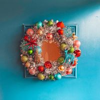 Christmas ornament wreath. Mid century modern starburst, retro, kitschy, atomic, colorful  |   @ourhandbook