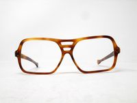 Extremely Rare glasses 1960 carved frame France Size of the front : 15 ctms x  5,2 ctms Measures approximately : 14,5 inside temples length of the branches : 14,5 ctms lenses : 58 mm bridge : 15 mm GOOD CONDITION