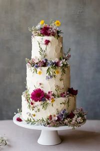 Pretty wedding cake with wildflower details 🌺     #wedding #whimsicalwedding #weddingcake #weddingseason #weddingplanningtips #weddingcakeinspiration #weddingcakedecorations #weddingcakeideas #wildflowers #wildflowerwedding #wildflowercake