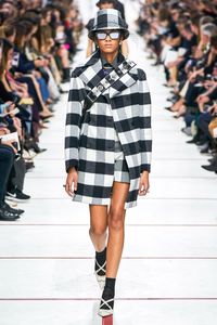 Christian Dior Fall 2019 Ready-to-Wear collection, runway looks, beauty, models, and reviews.