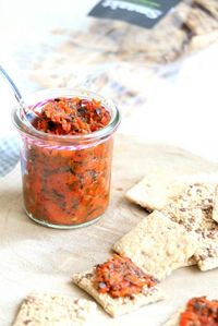 zelf paprika tapenade maken : 1 rode paprika 50 gram zwarte olijven 1 klein teentje knoflook 1 theelepel kappertjes