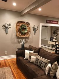 Tobacco basket, magnolia wreath