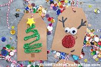 Simple glitter holiday gift tags that are perfect for those last minute gifts! #holidayseason #craftykids