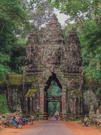 If you’ve had it with ancient ruins in Angkor Wat, this pagoda in the city will be the perfect break! It’s easily accessible, free to enter and you only need about half an hour to wander around.