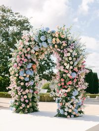 #weddingarches #gardenwedding #weddingflowers