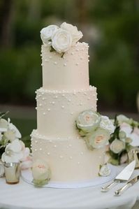 This pearl wedding cake with pearl inspired wedding details was the perfect choice for this destination wedding. Save this pearl wedding cake for inspiration for your unique wedding cake!