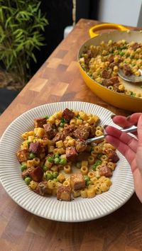 Sophie Waplington on Instagram: "15 minute meals with 30g protein, a series.

Ep. 2: Cheesy Pea and Bacon Pasta

This is my partner Will’s favourite meal, he used to love it with bacon before turning vegan. This version uses tofu instead, and according to him, it’s better than the real thing. Bonus is, no animals harmed ☺️

Protein breakdown: 

Extra firm tofu: 48g
Pasta (I used Rummo brand): 28
Peas: 10g
Nooch: 6g

= 92
/3 = 30g
/2 = 46g

Ingredients (serves 2-3)

300g extra firm tofu 
2 tbsp tamari or soy sauce 
1 tbsp extra virgin olive oil 
1/2 tbsp maple syrup 
2 tsp smoked paprika 
1 tsp garlic powder 
2 tbsp cornstarch 
4 cloves of crushed garlic 
200g frozen peas 
200g dried pasta of choice, cooked 
1 tbsp white miso paste 
80-100ml (one ladle) salty pasta water 
3 tbsp nutritional