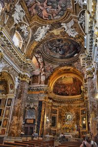 The Church of Santa Maria della Vittoria showcases one of the most sumptuous baroque interiors.. which you would never imagine by the rather plain facade outside. But the real jewel of this church is in the first chapel on the left (close to the altar): the Ecstasy of Saint Teresa made by Bernini out of a whole block of marble 🤩 In short, worth paying a visit 😉 #baroque #baroquepearls #rome #italy