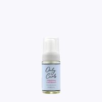 De Only Curls Volumising Curl Mousse is een lichte styler dat helpt om volume te geven, pluizig haar te verminderen en krullen te definiëren zonder het haar te verzwaren. De voordelen van de Only Curls Volumising Curl Mousse: Een speciale mix van rijstwater, rijsteiwit en provitamine B5 helpt krullen te versterken Ook perfect voor het verfrissen van krullen op de volgende dag! Routine stap: Gebruik een beetje van de mousse nadat je haar helemaal gestyled is. Er zijn meer mogelijkheden, bijvoorbeeld, de volgorde: gel-mousse-gel. Extra (CG) informatie: Ideaal voor alle soorten krullen, slag, porositeit en elasticiteit Bevat proteïne Volledig Curly Girl (CG) Proof 200ml