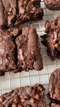 ⠀⠀⠀⠀⠀⠀⠀⠀⠀ For this recipe 🔗 click the link in my bio or visit peanutbutterandjilly.com/recipes/vegan-fudge-brownies/ ⠀⠀⠀⠀⠀⠀⠀⠀⠀⠀⠀⠀⠀⠀⠀⠀⠀⠀ #veganbrownies #brownies #veganbaking #chocolatelovers #chocolate #glutenfreebaking #fudgebrownies #healthyrecipes #veganchocolate