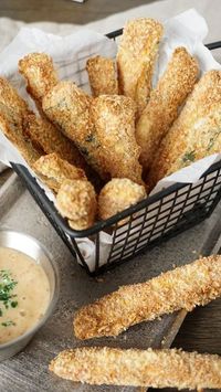 Jenny Böhme | familienkost.de on Instagram: "Zucchini-Sticks mit Honig-Senf-Dip 😋 Yeah statt bäh! - Das ist das Motto von Lecker Kids x @familienkost 🤗 In der aktuellen Ausgabe widmen wir uns der Zucchini und zeigen dir 5 ganz unterschiedliche Ideen zum Zubereiten. Eine haben wir dir hier mitgebracht. ⬇️ Für die Zucchini-Sticks brauchst du: 1 große Zucchini 4 EL Mehl 2 Eier Salz und Pfeffer 30 g geriebener Parmesan 80 g Paniermehl 1 EL Sesam Für den Dip: 1 EL Mayonnaise 1 TL süßer Senf 1 T