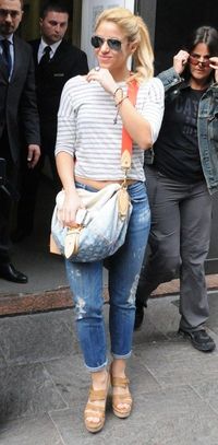 Shakira's casual style. Love it