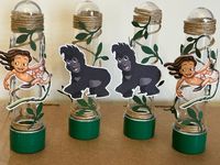 Deixe sua festa ainda mais especial, com tubetes personalizados.  Tubete com aplicação de corda de cânhamo e apliques de folhas e personagens do Tarzan.  Apliques, confeccionados em papel fotográfico glossy ou matte 180 gramas, impresso em alta qualidade proporcionando um excelente resultado final no produto.  A embalagem contem 10 unidades.    MEDIDAS:  Tamanho do aplique:  Altura: 7 cm  Largura: proporcional, dependendo da imagem.    Tamanho do tubete:  Altura: 13 cm    PRAZOS  O prazo de cria