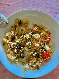 Cous cous con: piselli~tonno al naturale~olive nere~skyrella~melanzane grigliate~pomodorini