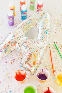 DIY SPLATTER PAINT BALLOONS for a STEAM party or play date for the kids. These splatter painted balloons are also perfect for an Art themed Party