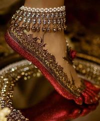 A unique Payal design with suspended details ! #indian #anklet #bridal #jewellery #mehndi #indianbride #indianweddings