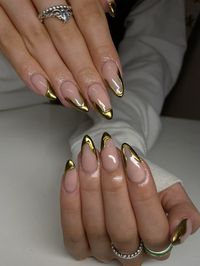 gold chrome and 3d gel nails