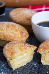 Traditional snack from Puglia! Pasticciotto (Italian Cream Filled Pastry) is also served for breakfast or dessert — anytime you are craving for something creamy and sweet! Recipe | Italian | dessert | snack | Puglia | Lecce | foodandjourneys.net #italianrecipes #authenticitalian #italianfood #dessert #pie #tart #baking