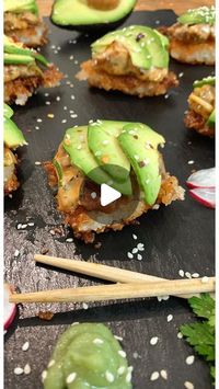 🌿 Vegane Rezepte für ALLE 💚 on Instagram: "Spicey Tuna - Crispy Rice Sushi 🍣 
🌿REZEPT:
250	g Sushireis 
350	ml Wasser
50 ml Reisessig
15 g	Zucker
1 Prise Salz

250 g Wassermelone
1 EL Sesamöl
1 EL neutrales Öl
2 EL Reisessig
1 TL Sriracha-Soße
Marinade:
2 Noriblätter
1 EL Sojasoße
1/2 Knoblauchzehe
1 x Lauchzwiebel
1 TL Sesam

2 EL Mayo
1 TL Srirachasoße
Avocado 

Sushi-Reis kochen / abkühlen lassen / auf einem Backpapier zu einem ca. 20 x 20 cm Rechteck fest platt drücken / abgedeckt für 2 Stunden in den Kühlschrank oder für eine Stunde ins Gefrierfach legen / Melone in kleine Würfel schneiden und in eine Pfanne geben / bei mittlerer Hitze ca. 20 Minuten „köcheln“ lassen, bis das meiste der Flüssigkeit aus der Melone raus ist / regelmäßig umrühren / mit dem Sesamöl und neutralem Öl au