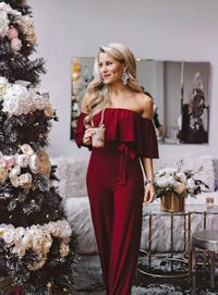 25 Christmas Outfit Ideas for Moms that are effortless and chic