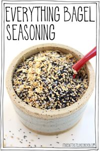 Everything Bagel Seasoning recipe! You can make your own topping at home and then use it on all your favourite foods: salads, hummus, popcorn, avocado toast, tofu scramble, everywhere! #itdoesnttastelikechicken #everythingbagel via @itdoesnttastelikechicken