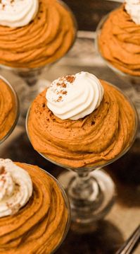 With its creamy texture, gingersnap crumble crust and layer of salted caramel, your guests will swoon over this pumpkin cheesecake mousse!