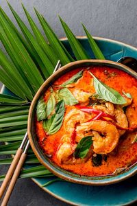 Cook and enjoy eating delicious Curried Prawns in the slow cooker using 400 grams of raw king prawns, 400 ml of coconut milk, 100 grams of desiccated coconut,