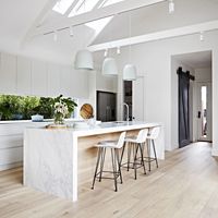 Com claraboias e vigas aparentes, esta cozinha recebeu décor neutro, com ilha de mármore e jardim vertical. (via Dea & Darren Jolly) #inspiration #inspiração #casa #home #decor #trend #kitchen #cozinha