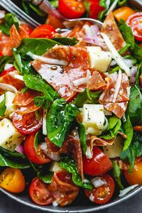 Spinach Salad with Mozzarella, Tomato & Pepperoni - #spinach #salad #recipe #eatwell101 - Healthy and delicious, this spinach salad is so simple and perfect for a quick lunch. - #recipe by #eatwell101®