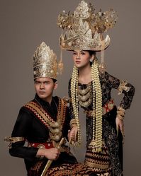 Ide prewedding menggunakan baju adat lampung. Pakaian tradisional Indonesia. Indonesia traditional clothes. Pic from instagram: sipstudiophotography #culture #busana #budaya #clothing #attire #outfit #bride #bridal #tapis #costume #asia