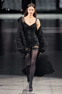 https://www.vogue.de/fashion-shows/herbst-winter-2020-2021-ready-to-wear/dolce-and-gabbana/slideshow/collection/14