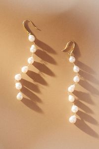 Add an air of elegance to any look with these classic pearl drop earrings.