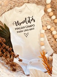 Such a great way to share your pregnancy announcement to your sister,brother, parents and family in general. Available in Spanish (as pictured) Made from 100% cotton ✨Design is made out of high quality premium iron on vinyl. 📍DO NOT use bleach, fabric softener, or harsh detergents. 📍DO NOT iron over the design. All of our items are made to order, therefore, all sales are FINAL and exchanges or returns are NOT accepted. Please any question send me a direct message I would be more than happy to