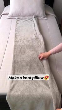 Is it how to make a knot pillow from a blanket 🤩 isn't it very good or I love it ✨  Via @organizateconmariacaro