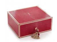 The bone edging detail to this cerise jewellery box gives a lovely touch of femininity to the simple form. A lockable box, this is perfect for storing your favourite jewellery pieces in the suede lined interior.