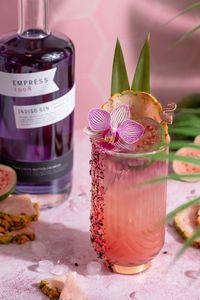 With summer just over a month away, we're already dreaming of all the delicious flavours the season will bring! @Tarynstastingtable gears up for the warmer season ahead with the bright & fresh Pink Flamingo 🦩✨ Visit EmpressGin.com for the recipe & more delicious cocktail inspiration!