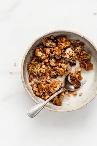 This recipe for Banana Bread Granola is easy to make, healthy and tastes just like banana bread! Enjoy on its own or use it to sprinkle on yogurt, smoothies or oatmeal! #bananabread #granolarecipe #vegan #glutenfree