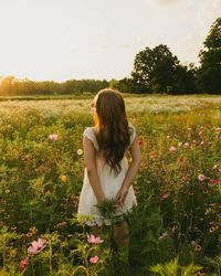 We’re loving these glowy golden hour shots by @kariclairephotography 🌞✨💐 ⠀⠀⠀⠀⠀⠀⠀⠀⠀ If you’re looking for posing inspo before your next senior photoshoot, browse our graduation category on the app! ⠀⠀⠀⠀⠀⠀⠀⠀⠀ key words - senior, senior pictures, class of 2025, 2025 senior, documentary, storytelling, photographer, storytelling photography