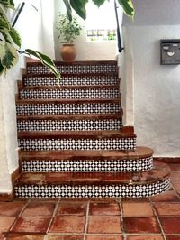 Beautiful staircase tiling | Image via Design Inspiration