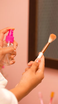 Cleaning your make-up brushes has never been easier, thanks to this simple step-by-step tutorial!