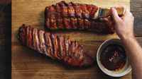 No one wants dry ribs at the barbecue. To avoid misfortune and overly chewy meat, don't toss your ribs straight onto the grill. You should boil them first.