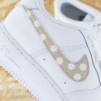 Baskets Nike Air force 1 custom motifs marguerite sur côtés intérieurs et extérieurs. Je souhaite ajouter un prénom à mon custom Modèle fait-main dans notre atelier, peinture waterproof. Le tarif comprend la paire ainsi que la customisation.