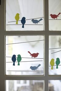 mit tonkarton-fensterbilder basteln mit kindern-vögel auf draht sitzend