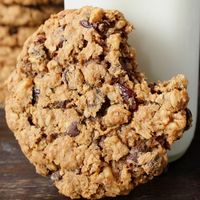 Big and Chewy Oatmeal Cookies - Golden Barrel