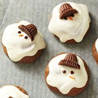 How cute are these Chocolaty Melting Snowman? More ideas for Christmas cookies here: http://www.bhg.com/christmas/cookies/favorite-christmas-cookies/?socsrc=bhgpin110212meltedsnowmen